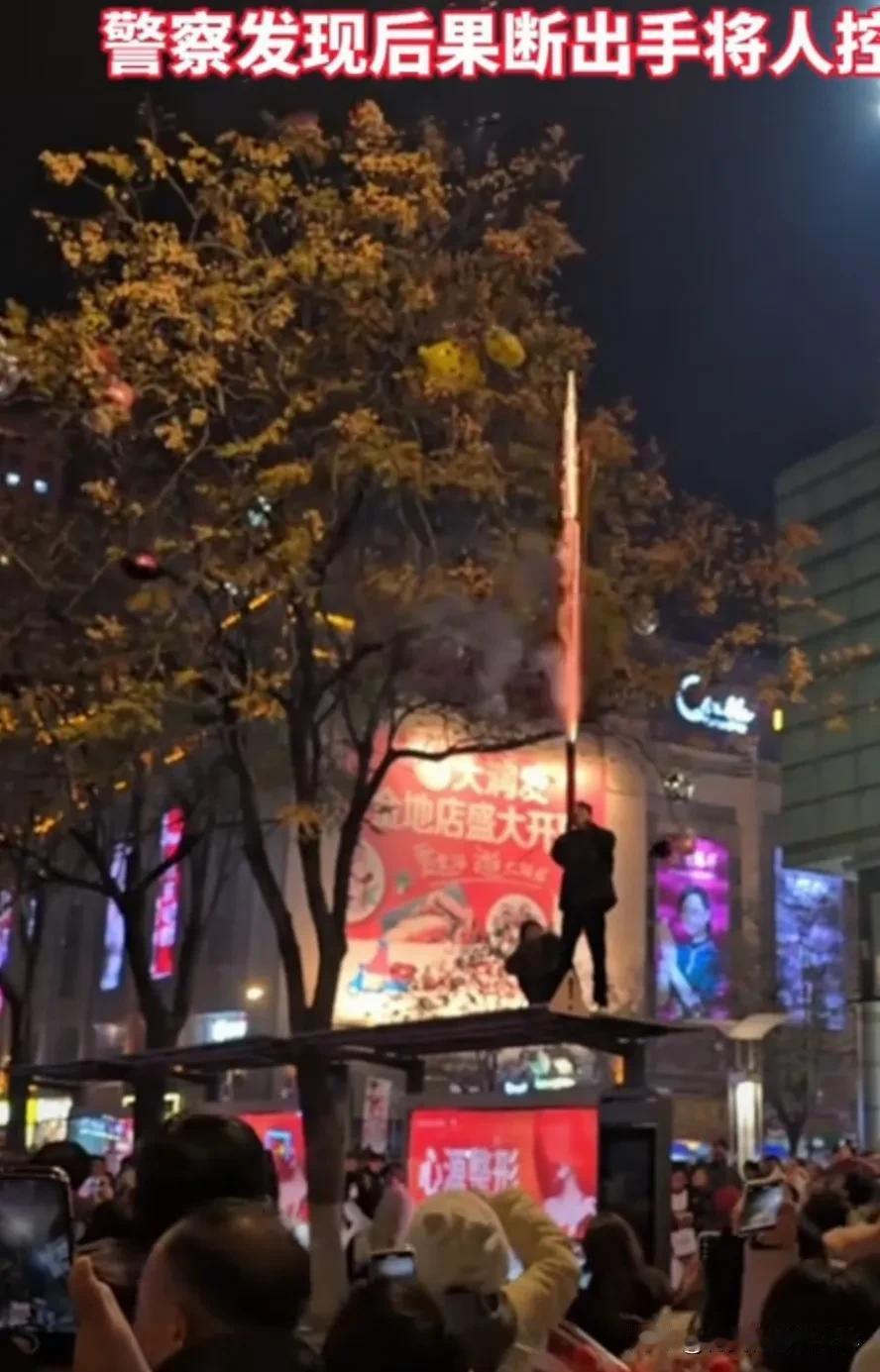 据报道12月31日晚江苏徐州两名小伙爬到公交站牌顶端燃放烟花，被巡逻的警察当场抓