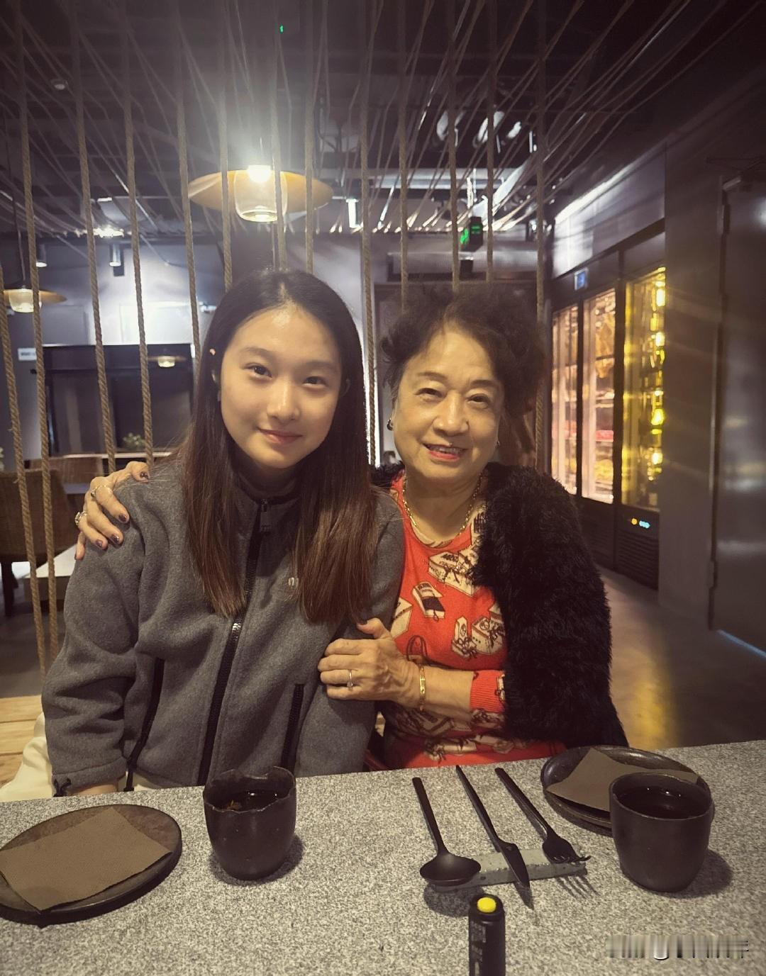 马伊琍17岁的大女儿文君竹（小名爱马）最近在社交平台上分享了一组和姥姥一起喝下午