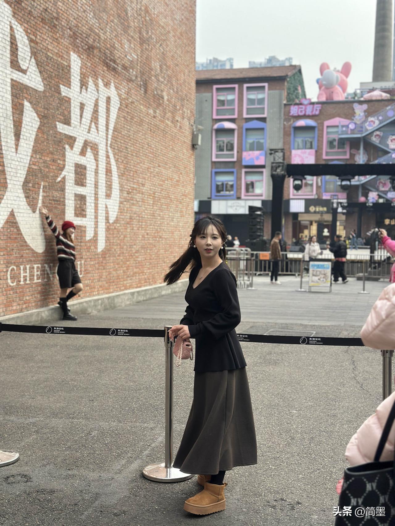 “为人民服务” 。这句话虽然简短，却凝聚了中国共产党人的根本宗旨和初心使命。它提