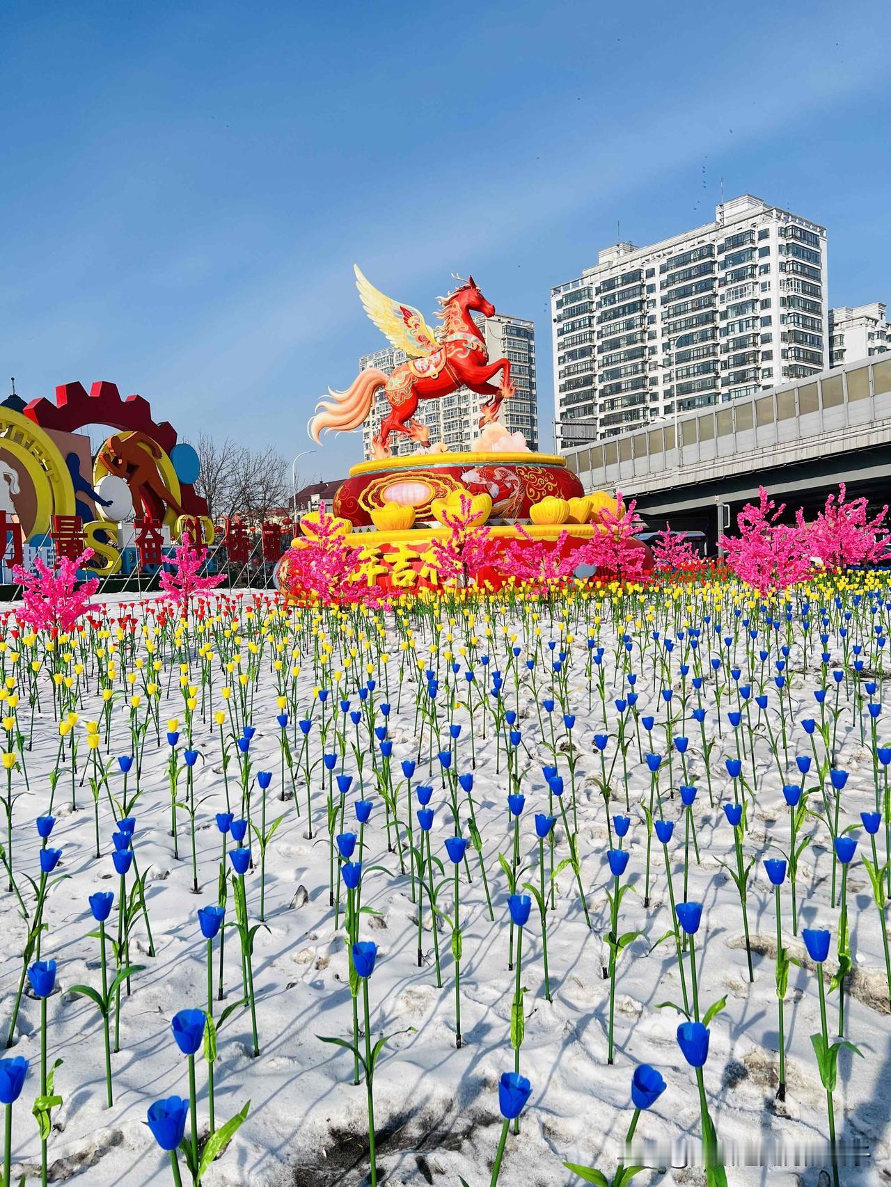 看到“窗含春夏秋冬景”这个上联，瞬间来了兴致。这上联意境超棒，一扇窗就把四季美景