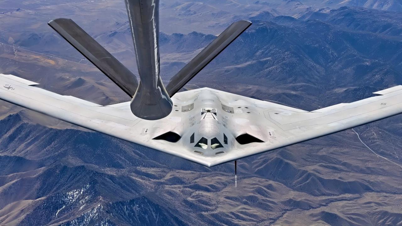 7月9日，美国空军正式官宣：B-21“突袭者”采用双飞行员配置。单飞行员方案，被