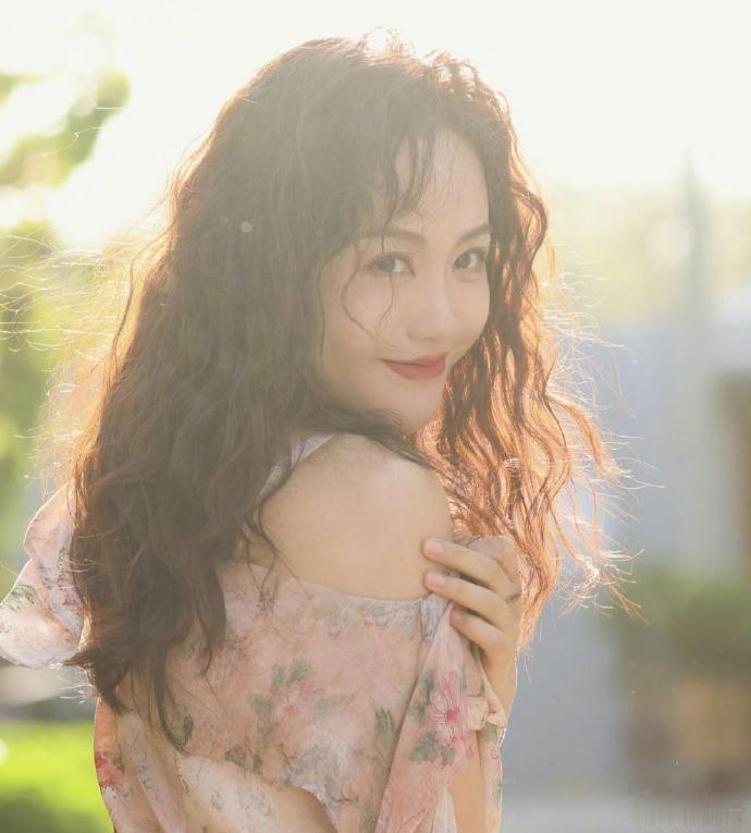 1.杨蓉在公司里一直比较低调，不太争资源，公开和私下对老板评价也不错。网上有人觉