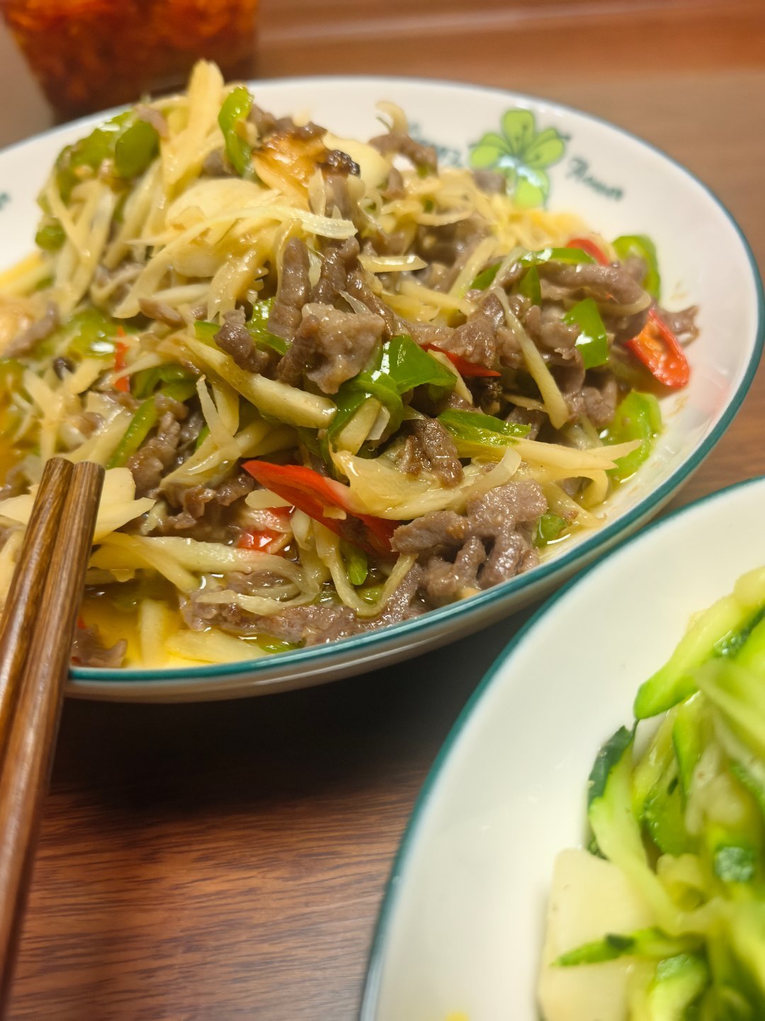 夏日晚餐老演员，泡椒土豆丝和低配版仔姜牛肉丝，下稀饭吃都很安逸。最后一张依然是蹭