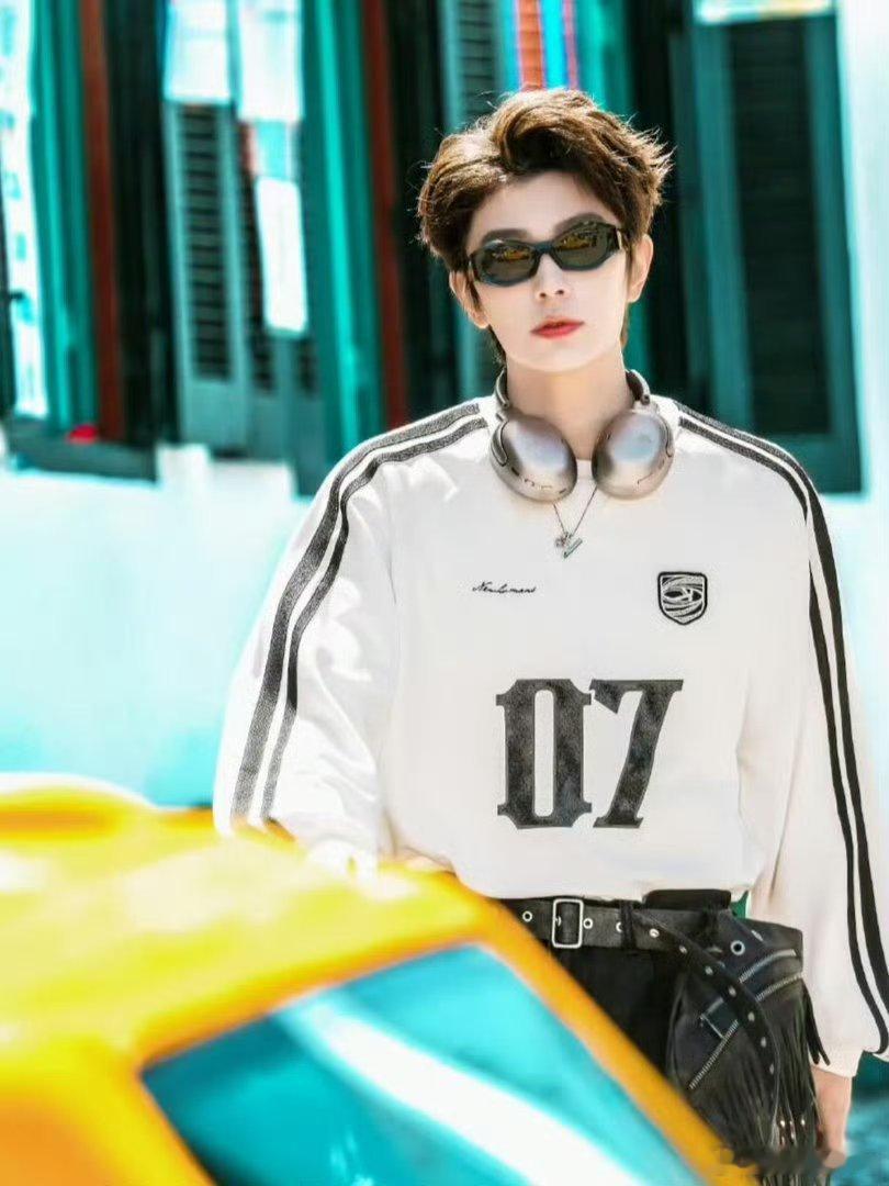 丁禹兮纯白西装高级感丁禹兮的松弛感自带贵气滤镜白西装诠释温柔与矜贵，松弛氛围感自