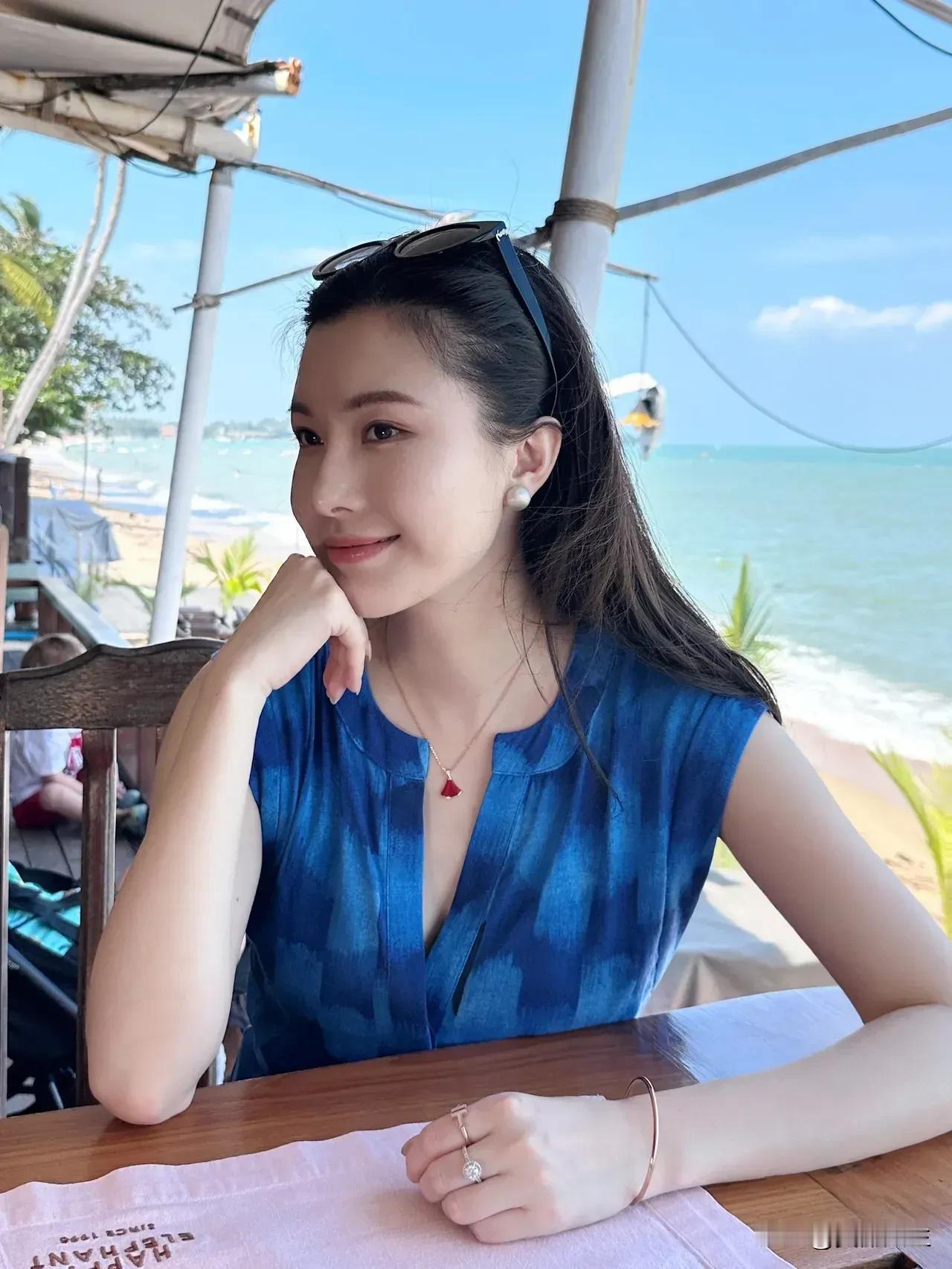 西湖
这片被誉为“人间天堂”的湖泊，其历史可追溯至两千多年前的地质变迁与人类文明