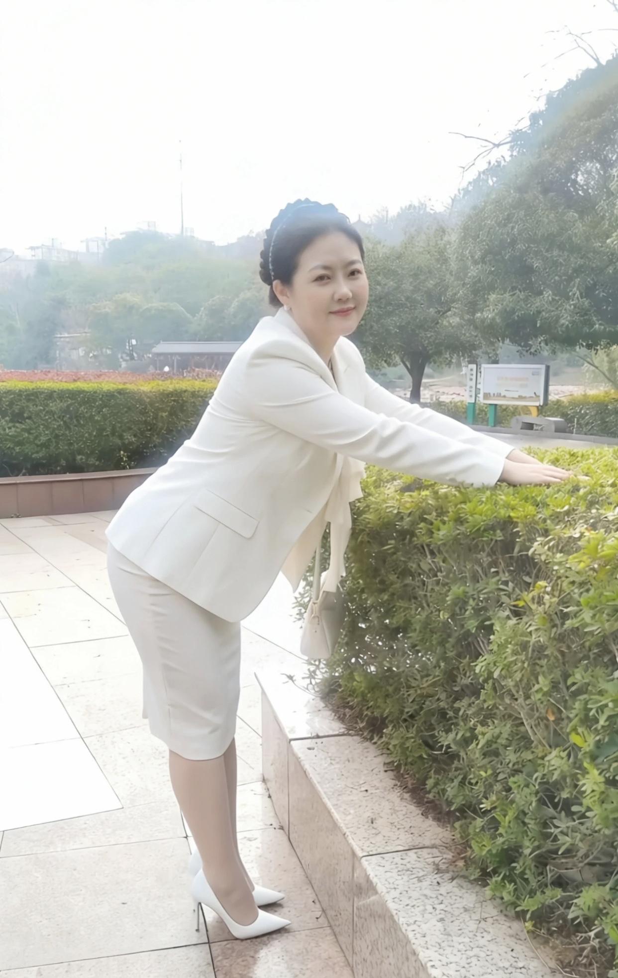 穿衣讲究的女人，都是怎样的优雅职场风，白西装搭配绿植，尽显时尚与自然之美。