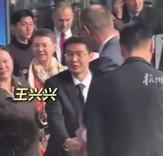 王兴兴出门迎接默茨，神色慌张，不知道太紧张了，还是太忙了，时间仓促太赶了，王兴兴