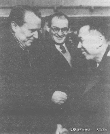 1950年11月24日，伍修权(右)率团到达纽约时苏联驻联合国代表马立克(左)等