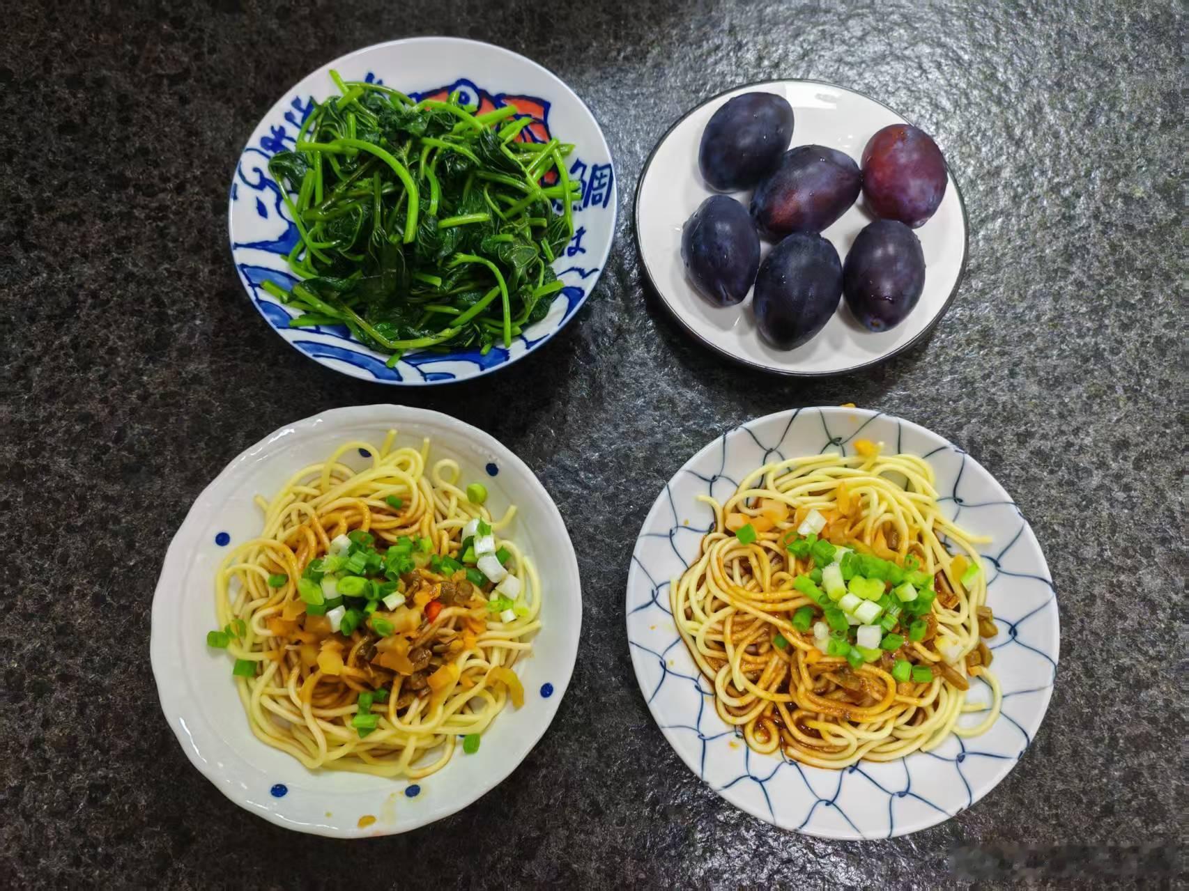 吃晚饭的时候，我问江哥：“你练拳的地方有厕所吗？”江哥说：“有，怎么了？”我说：