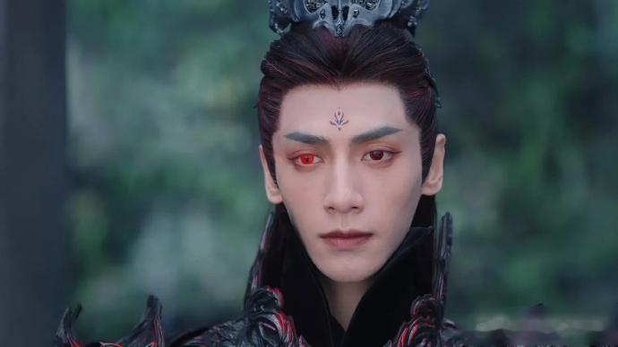 重看《长月烬明》第一集，突然又发现了一个细节。澹台烬在灭逍遥宗的时候，他操控洗髓