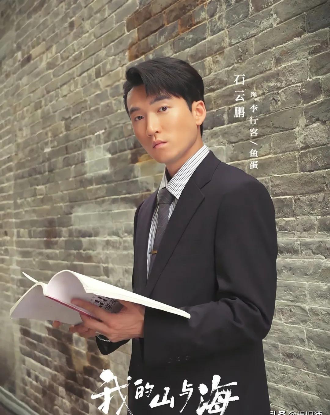 我卖房卖肾，刀口还在渗血，最后只能在ICU玻璃外点头。
那个二十年没露面的爹，打