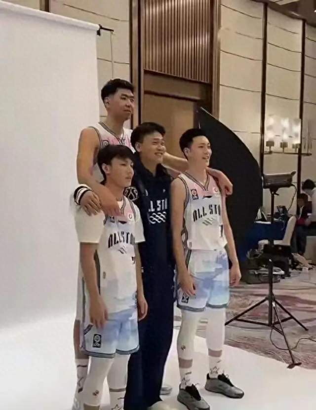 杜锋挂帅+黑白矮为核+精锐锋线，是中国男篮现阶段最优解