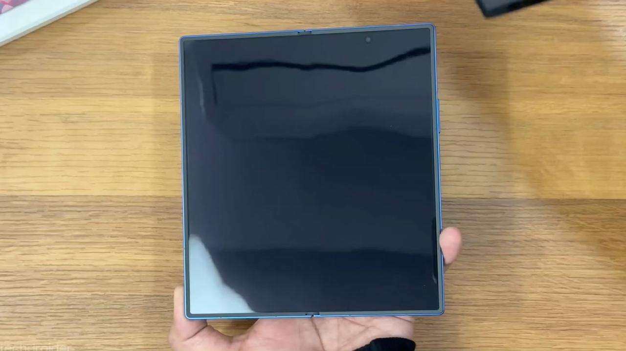 有博主晒出了三星Z Fold 7用了一年的折痕控制。大家觉得在行内算什么水准？和