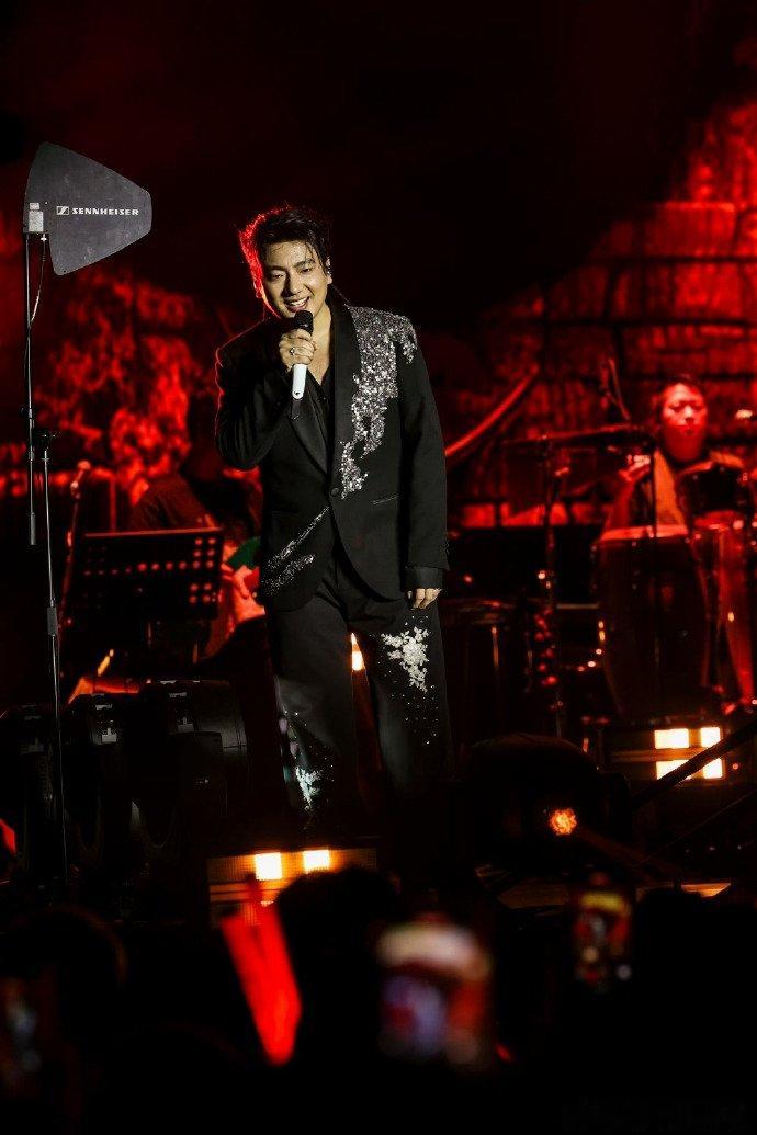 海来阿木新加坡巡演大合唱好震撼海来阿木还是低估了海外粉丝的热情新加坡巡演现场，海