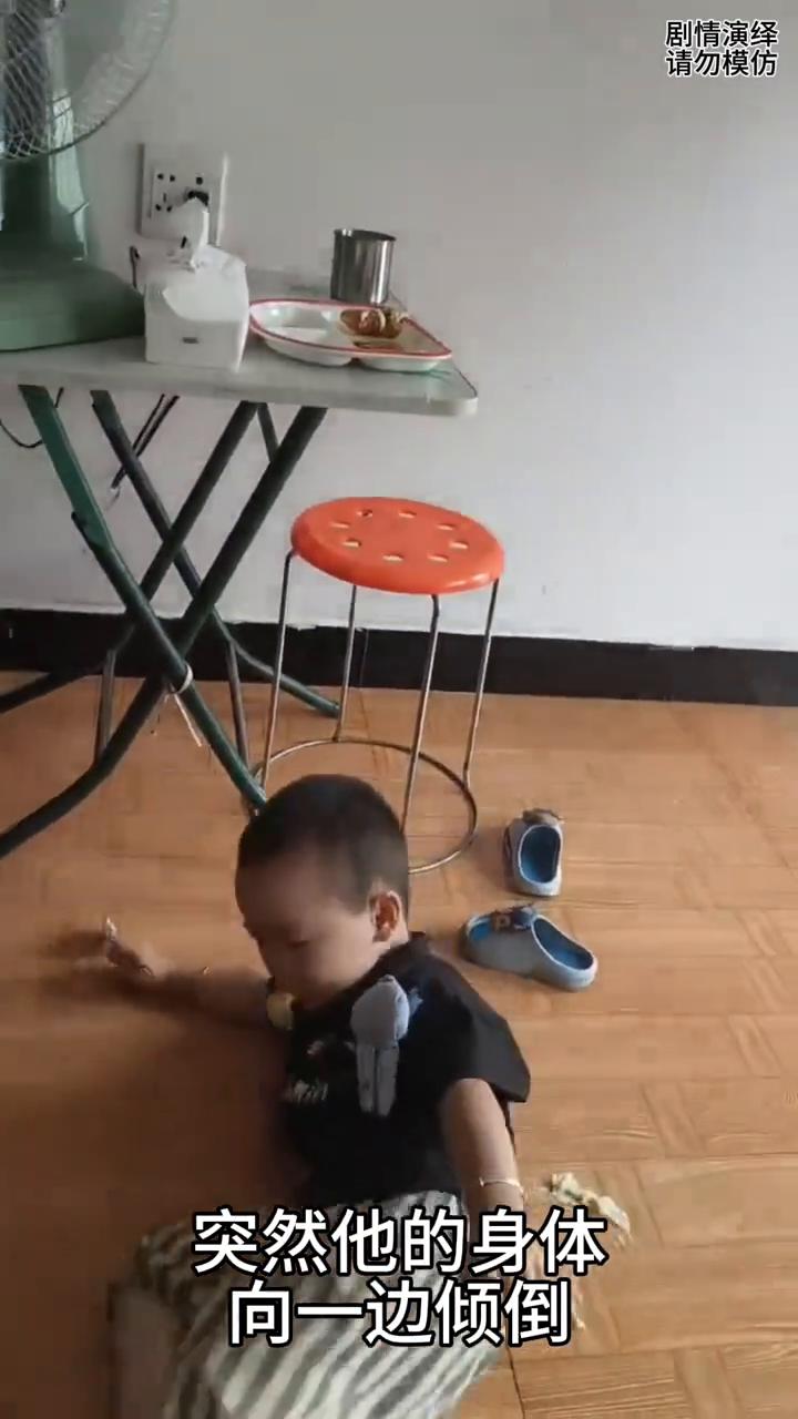 男孩吃饭时不小心翻倒了，这一幕真的太搞笑了。
男孩坐在高凳子上吃东西，就当他吃的