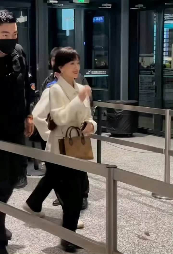 73岁赵雅芝人气赵雅芝机场人气 喜欢可以，但别围堵，别靠太近，73岁长辈经不起推