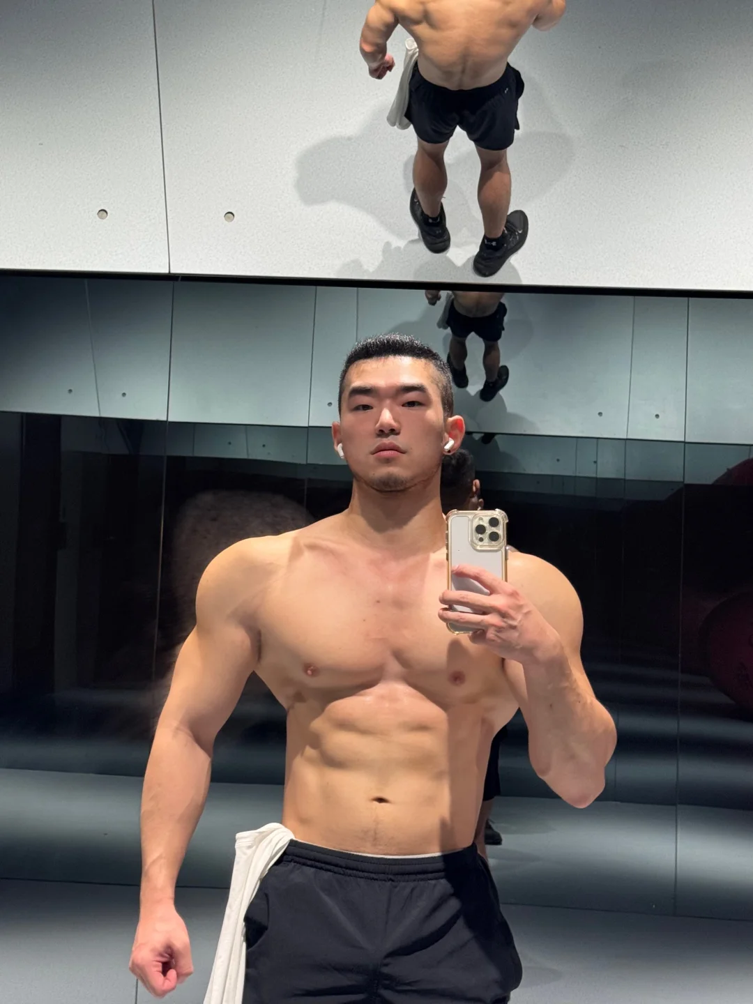 腹肌还在