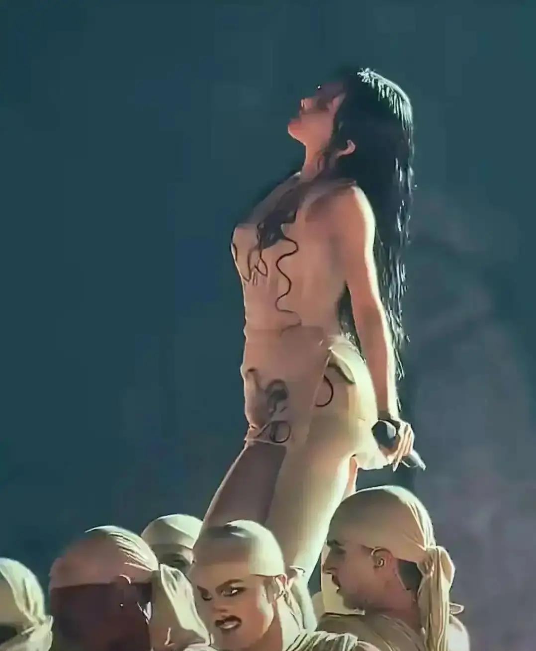 45岁，丁字裤，手术疤。
这三个词放在一起，本该是审判现场。
但她站在5亿播放量