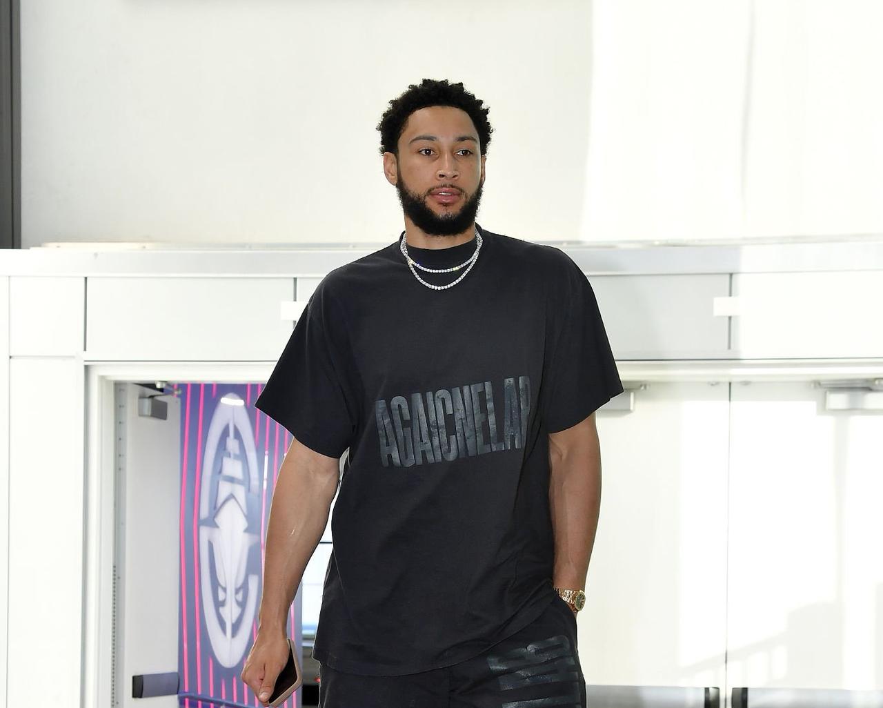 本·西蒙斯有望重返NBA赛场，而76人队正在考虑重新签下他。据记者Sidery透