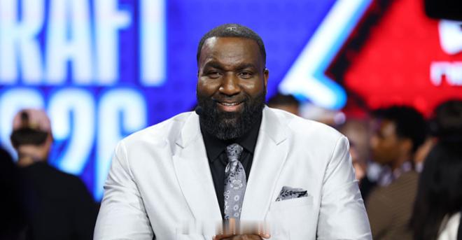 NBA退役中锋、评论员肯德里克-帕金斯在一档节目中表示，外界不应催促勒布朗-詹姆