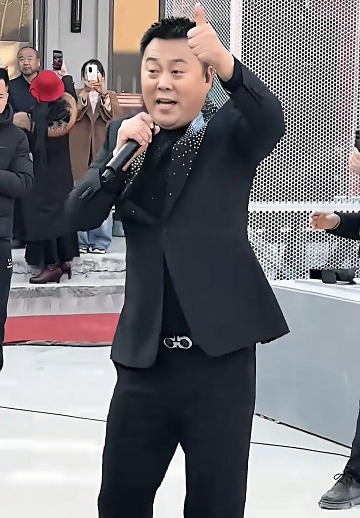 拿过星光大道总冠军的刘大成，为何总在乡镇街头演出？
 同样是选秀走红的明星，别人