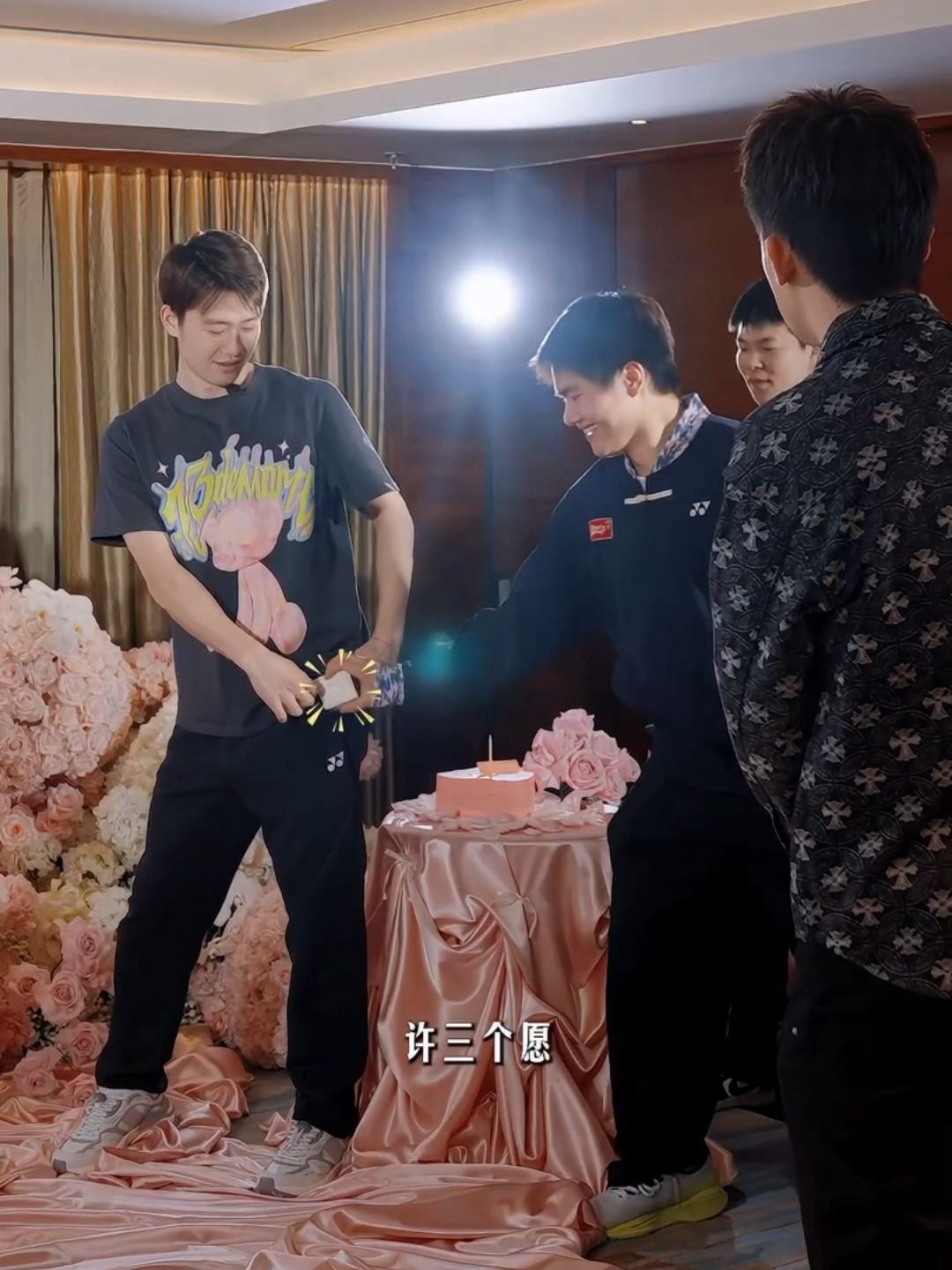 王昶求婚梁伟铿递戒指人生大事当然要与天作之合共同完成啦不管做什么都要一起哦 