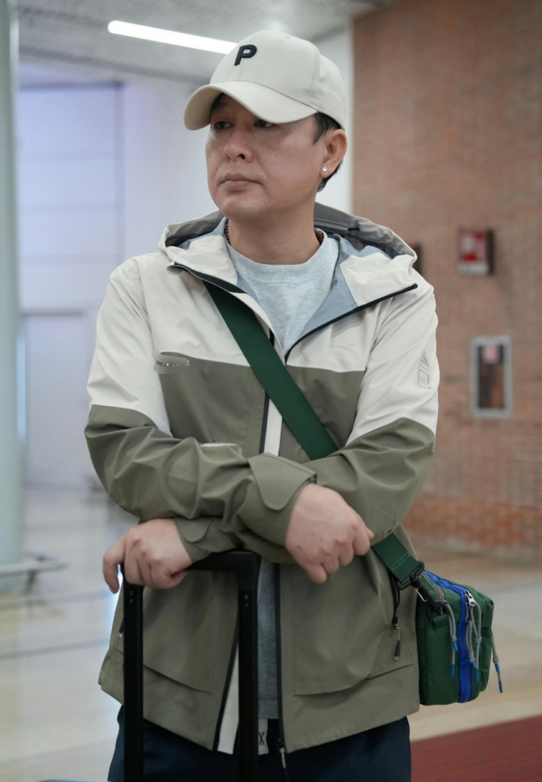 张颂文戴耳钉帅帅酷酷的颂文老师，耳钉与星光威尼斯很配哦，注定今晚闪闪发光[送花花
