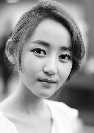 《为了活下去：脱北女孩朴研美》讲述了一位来自朝鲜的特殊背景的女孩朴研美，为了追求