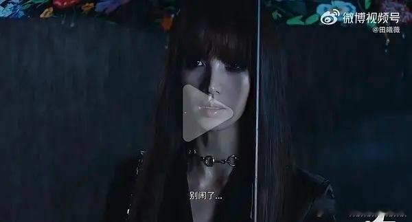 小田是甜美型长相，不适合这种凸出骨骼感的欧美妆。 