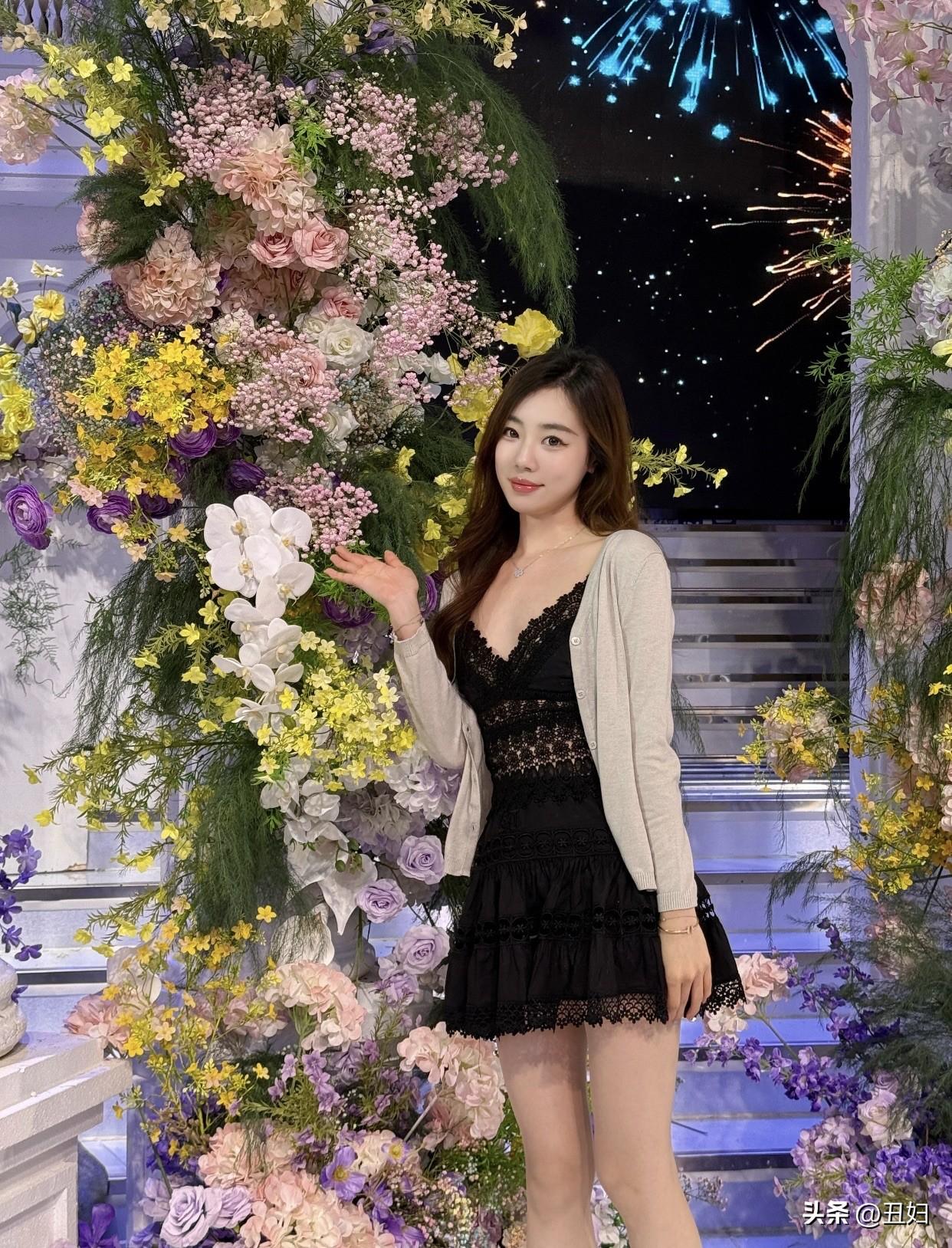 美女的美丽体现在何处呢？阅历丰富，气质自然彰显。当然，颜值高的美女靠出众外貌、自