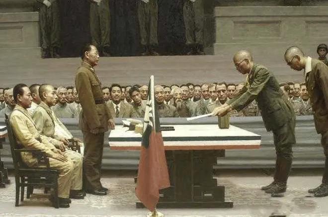 左一是日本投降的油画，中间是日本投降时的真实的历史照片。
1945年9月9日，南