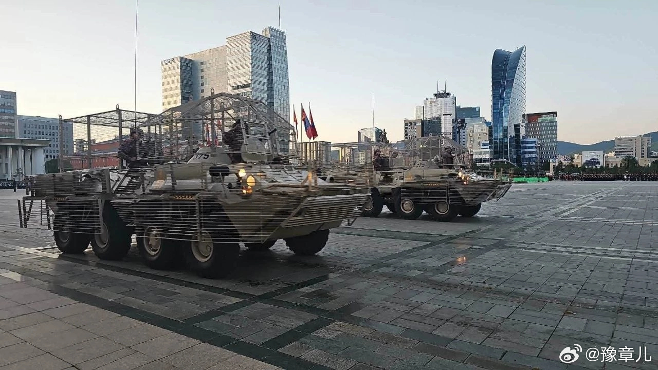 蒙古军队的BTR-80轮式装甲车参加了纪念大蒙古帝国成立820周年阅兵式的彩排。