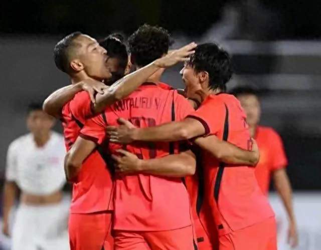 惊险2-1！中国男足雨战险胜朝鲜，两大老将救主下轮死磕伊朗
