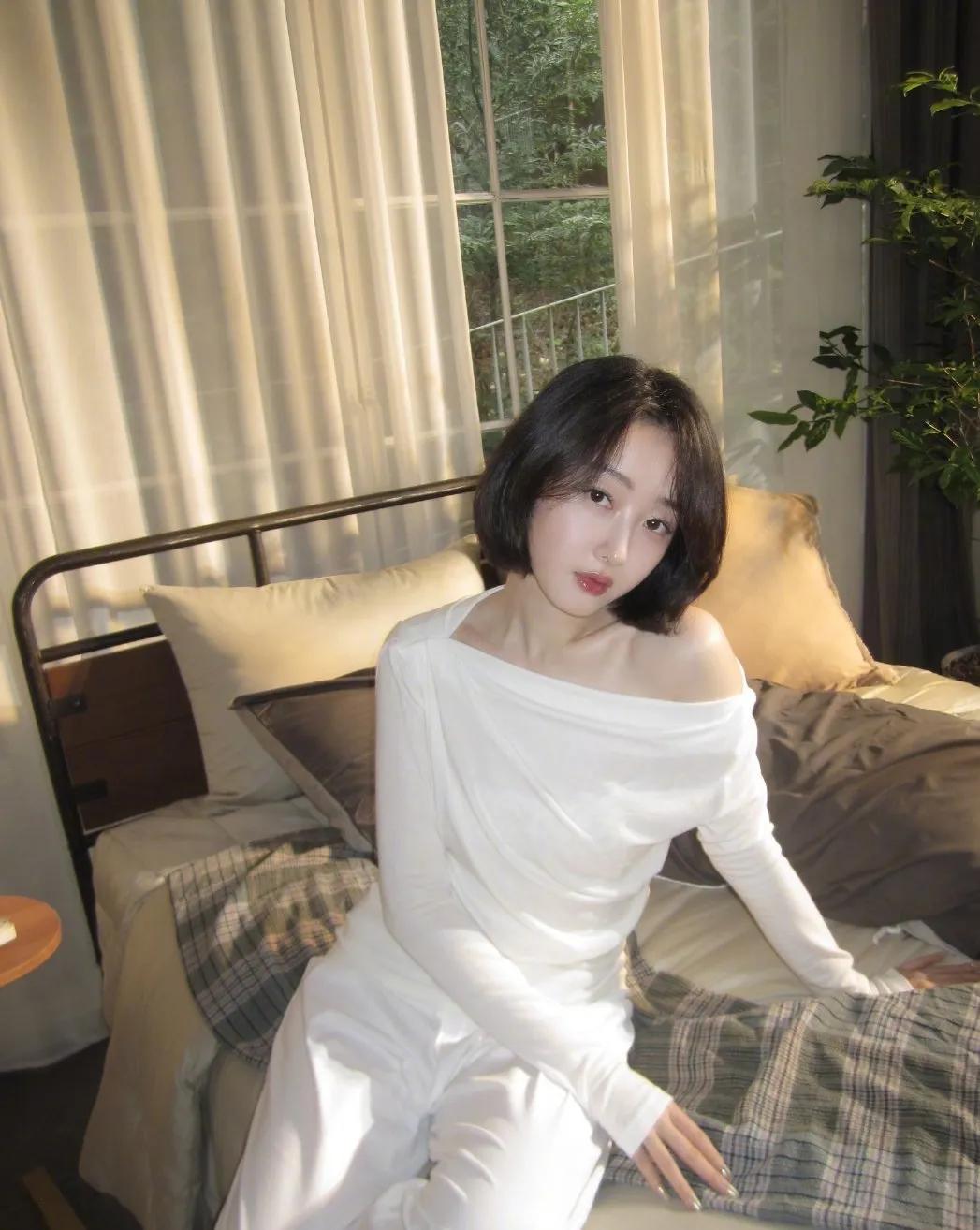 蒋梦婕短发太绝了✨
 
露肩白衫配小白裤，简约又高级，温柔感拉满！
蒋梦婕 短发