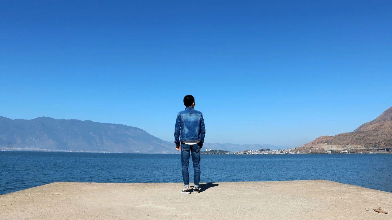 中年女人陷入疲惫内耗最快的缘由，就是独自包揽家里大小琐事。总以为默默付出就能换来
