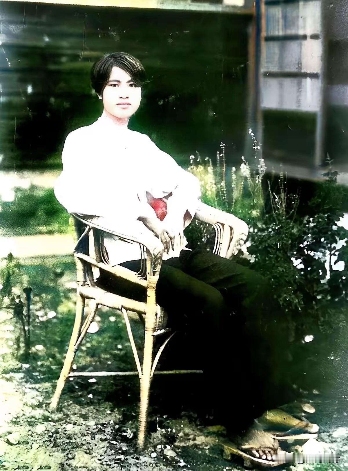 照片中的这个年轻人，就是钟浩东烈士，他有着钢铁般的意志，敌人为了从他口中得到消息