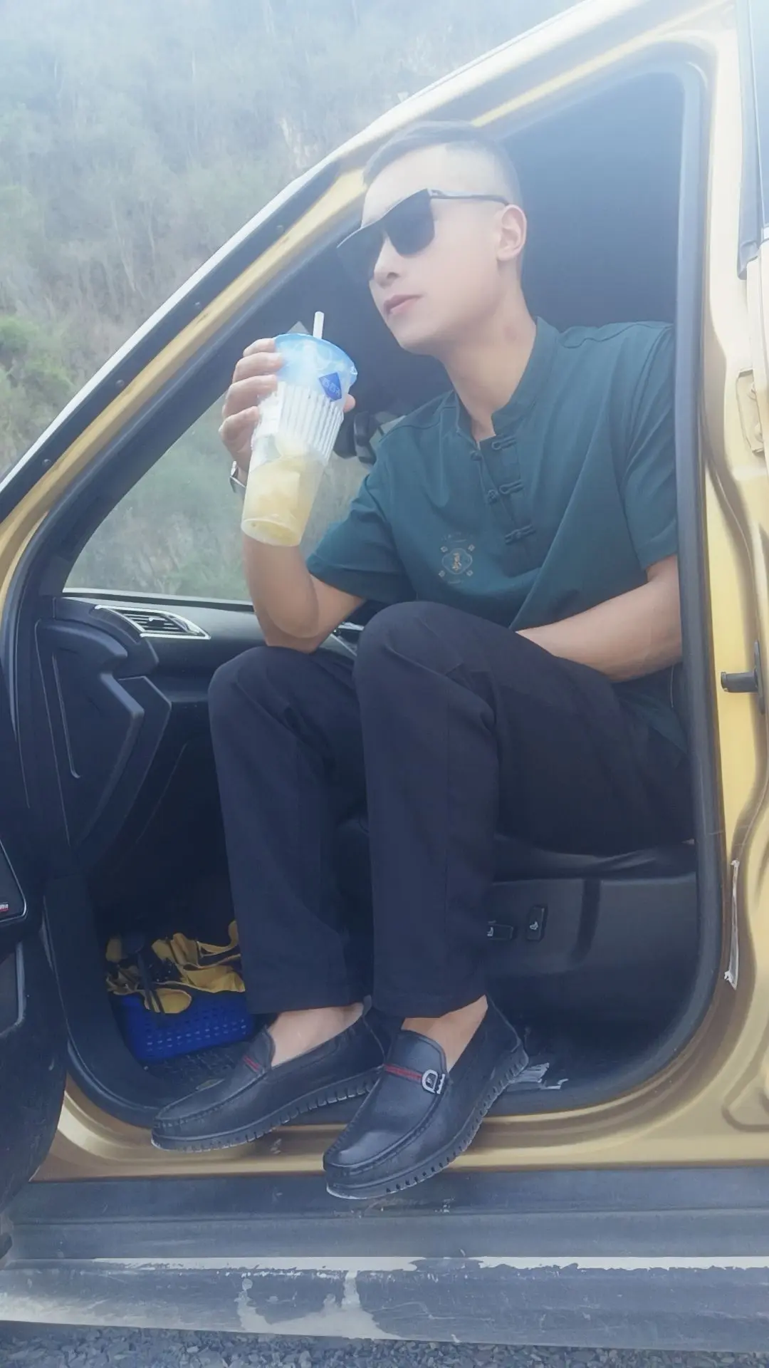 当你们还在睡觉的时候，我已经给十个少妇发了早安咯兄弟们，得努力啊😎...