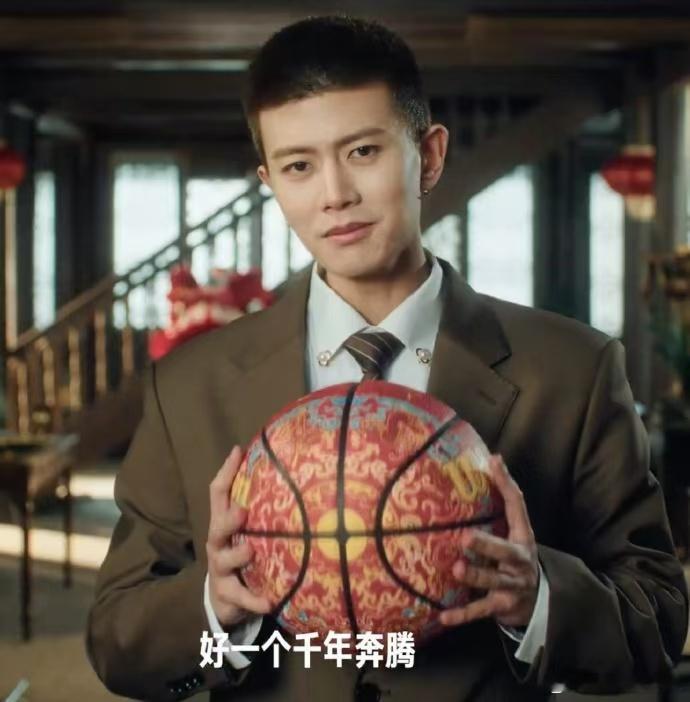 还有任嘉伦不会的运动吗任嘉伦也太全能了，西装运球超丝滑，还会打乒乓球、专业解说球