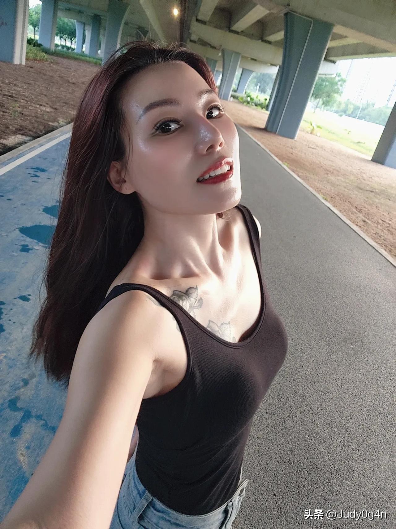 保持身材是女人一生的必修课，元气满满！自律遇见更好的自己 日常穿搭随走随拍 坚持