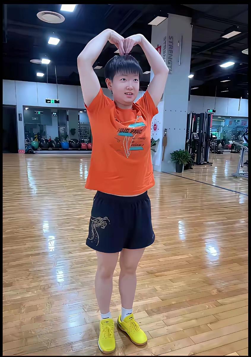 这个动作
可爱
乖巧
灵动
她不但能感动一个老太婆
还能秒翻全世界哩～！
不信，