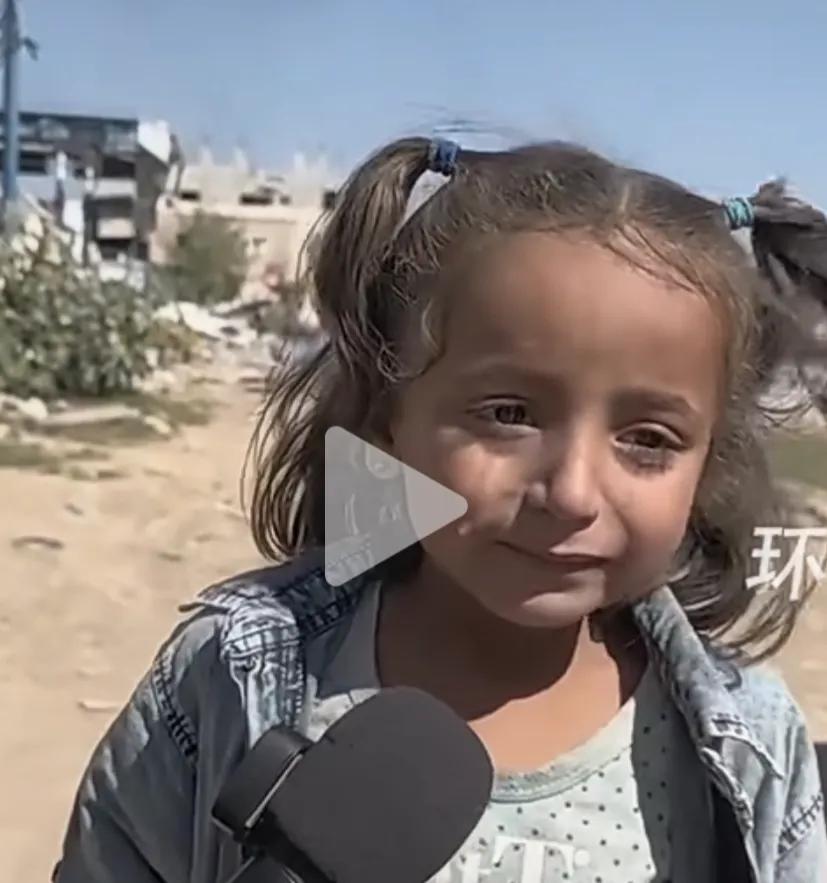 加沙小女孩被迫撤离步行数英里，无助痛哭：我走不动了，我的腿上全是血！

小女孩哭