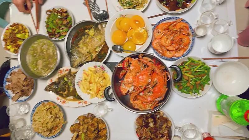 因为不做年夜饭，我被人说懒。

刚刚遇到一个远房亲戚，问我年夜饭谁烧的？我说饭店