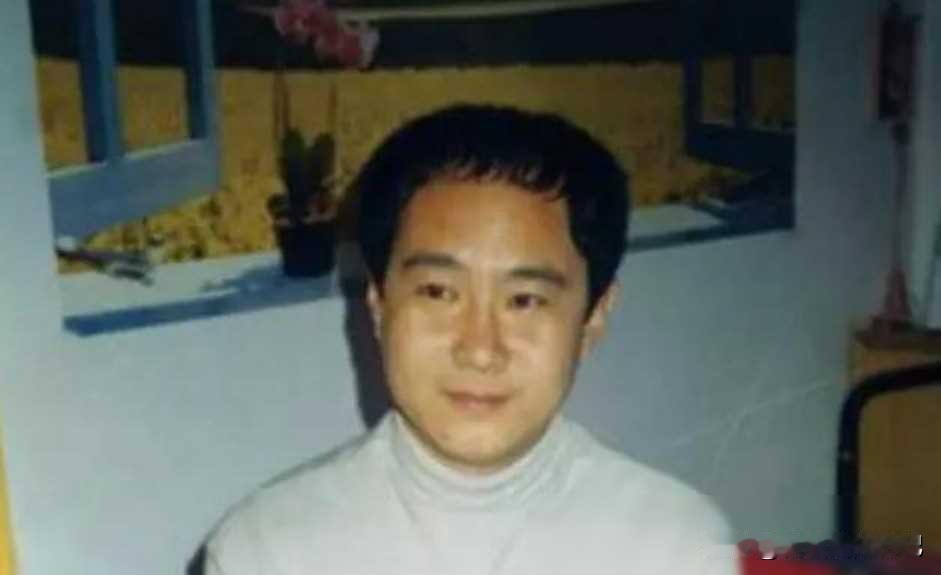 1983年，北京一名18岁少年，因抢了路人1顶帽子被判流氓罪，并处以死缓。他积极