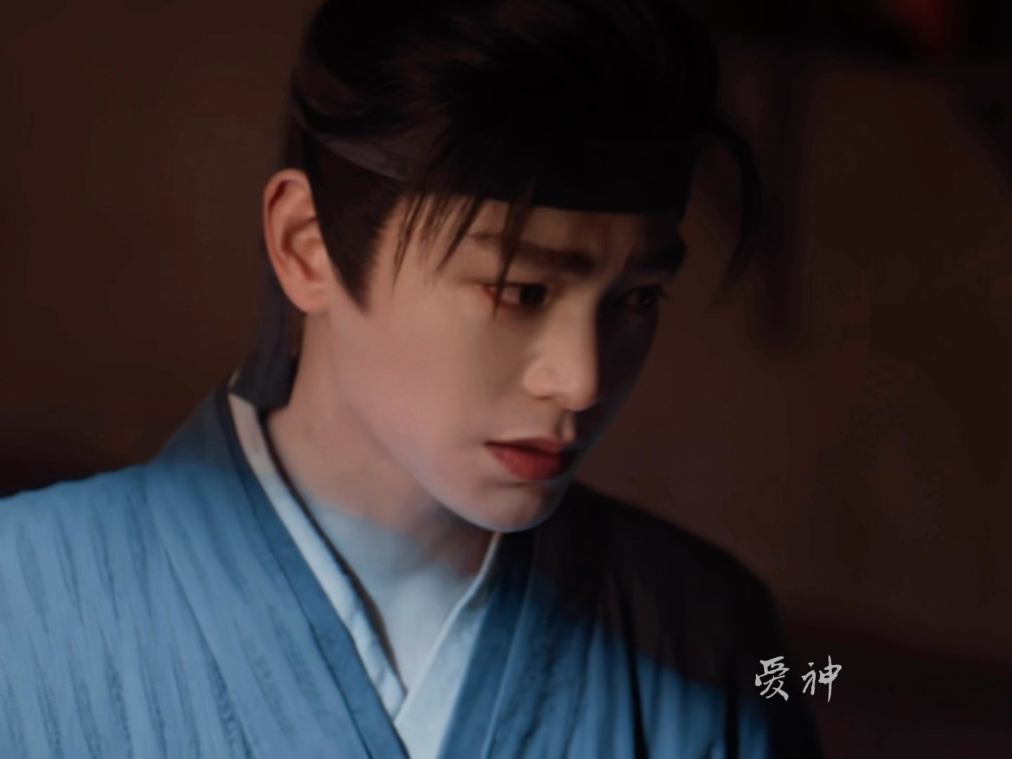 少年人 还没吃够离别的苦  还没伤够心所以还会伤心 