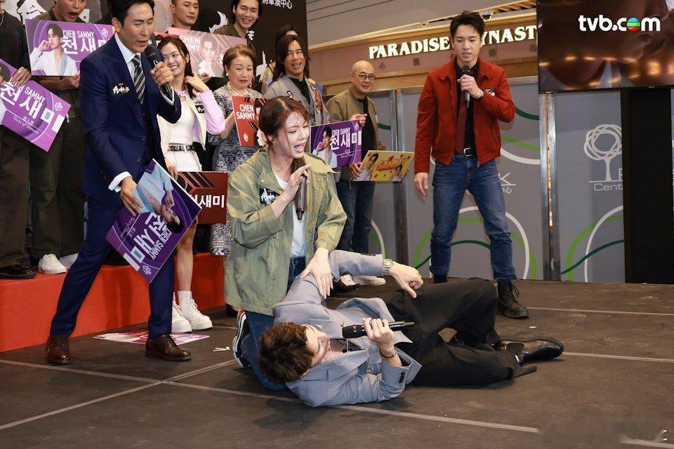 身為2018年港姐及華姐「雙料冠軍」的陳曉華（陳曉華），自入行以來一直備受無綫（