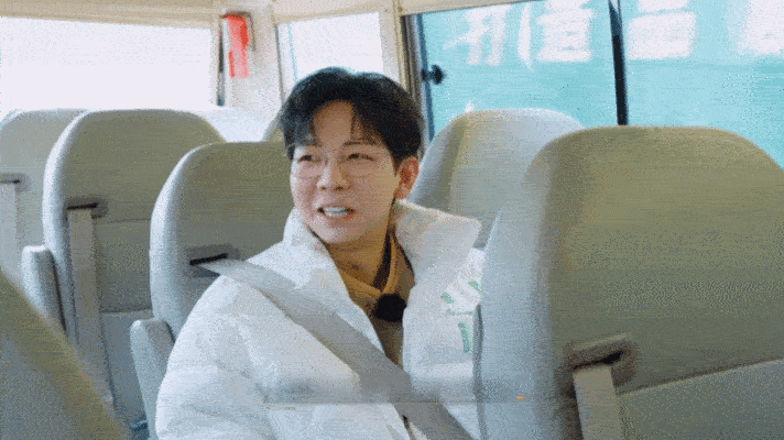 白举纲为了胡夏希林娜依高要微调  每次都会被  17号音乐仓库  的熟人局笑到。