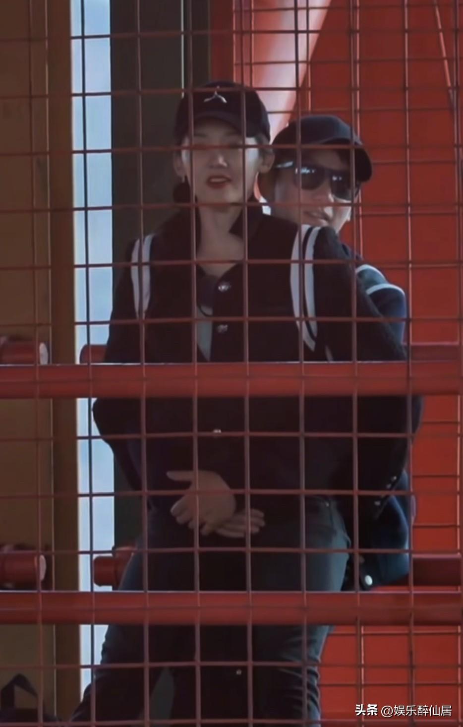 奉劝大家不要再说郑恺不喜欢苗苗了，
你看人家孩子都生了好几个，这出来玩，苗苗还亲