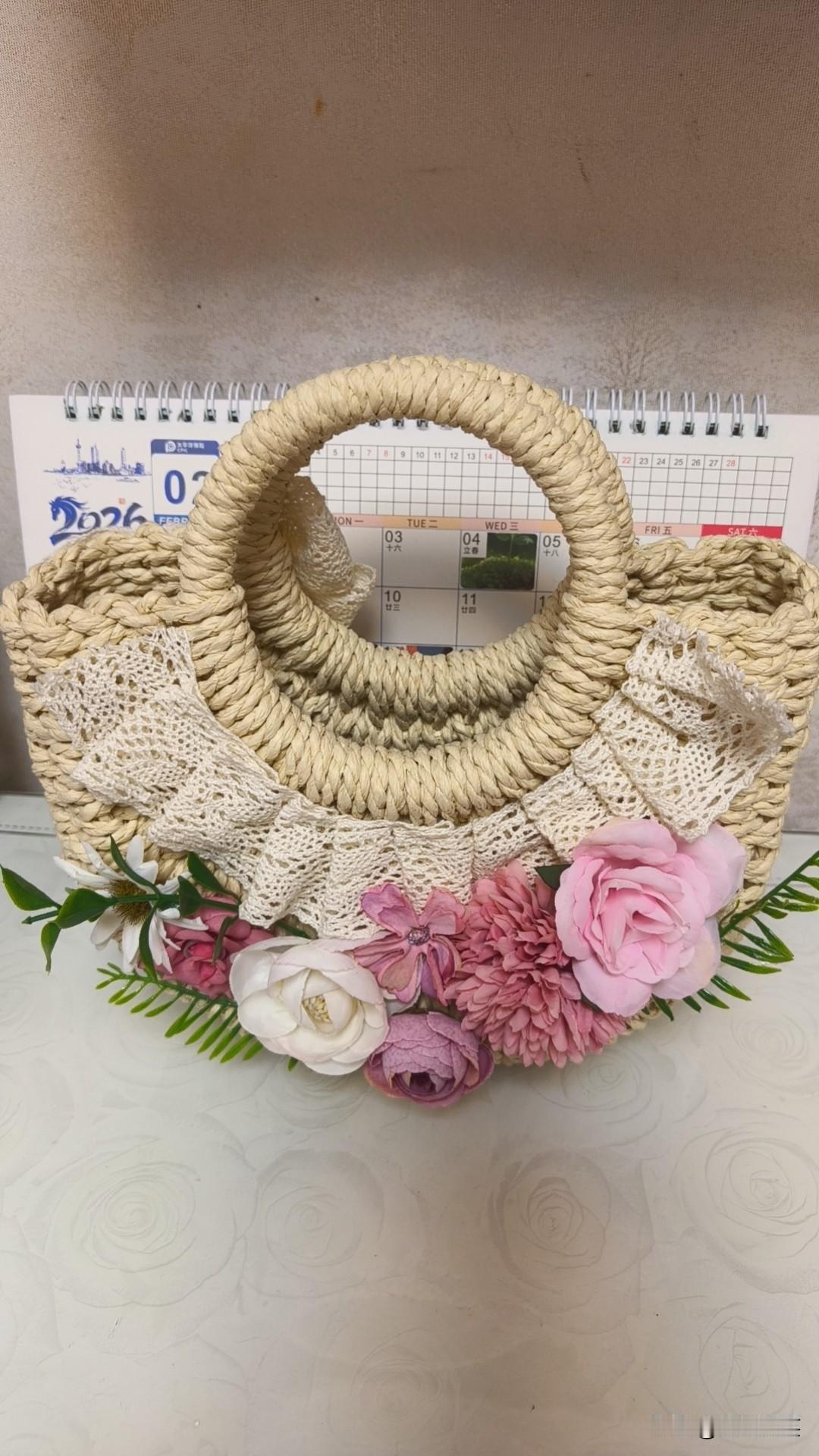 下联：东海看潮生

赏析：这幅对联以“西山观月落”对“东海看潮生”，意境开阔，时