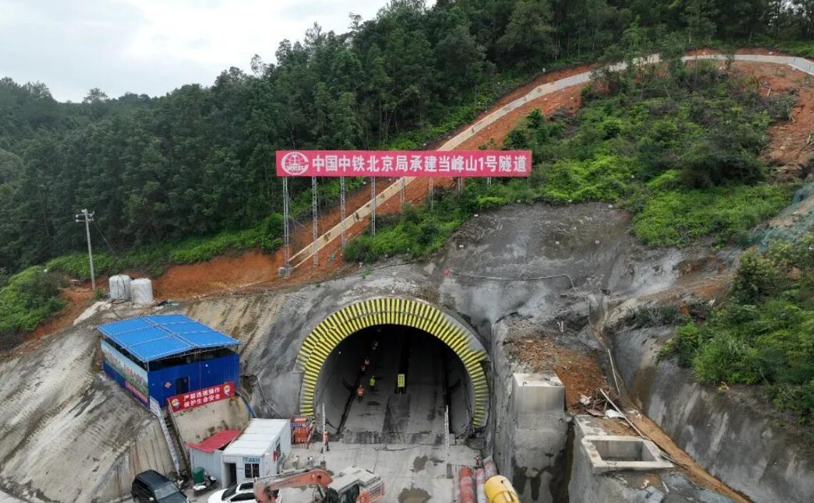 7月29日，随着最后一层岩体被成功破穿，龙龙高铁武平至梅州段（福建段）当峰山1号