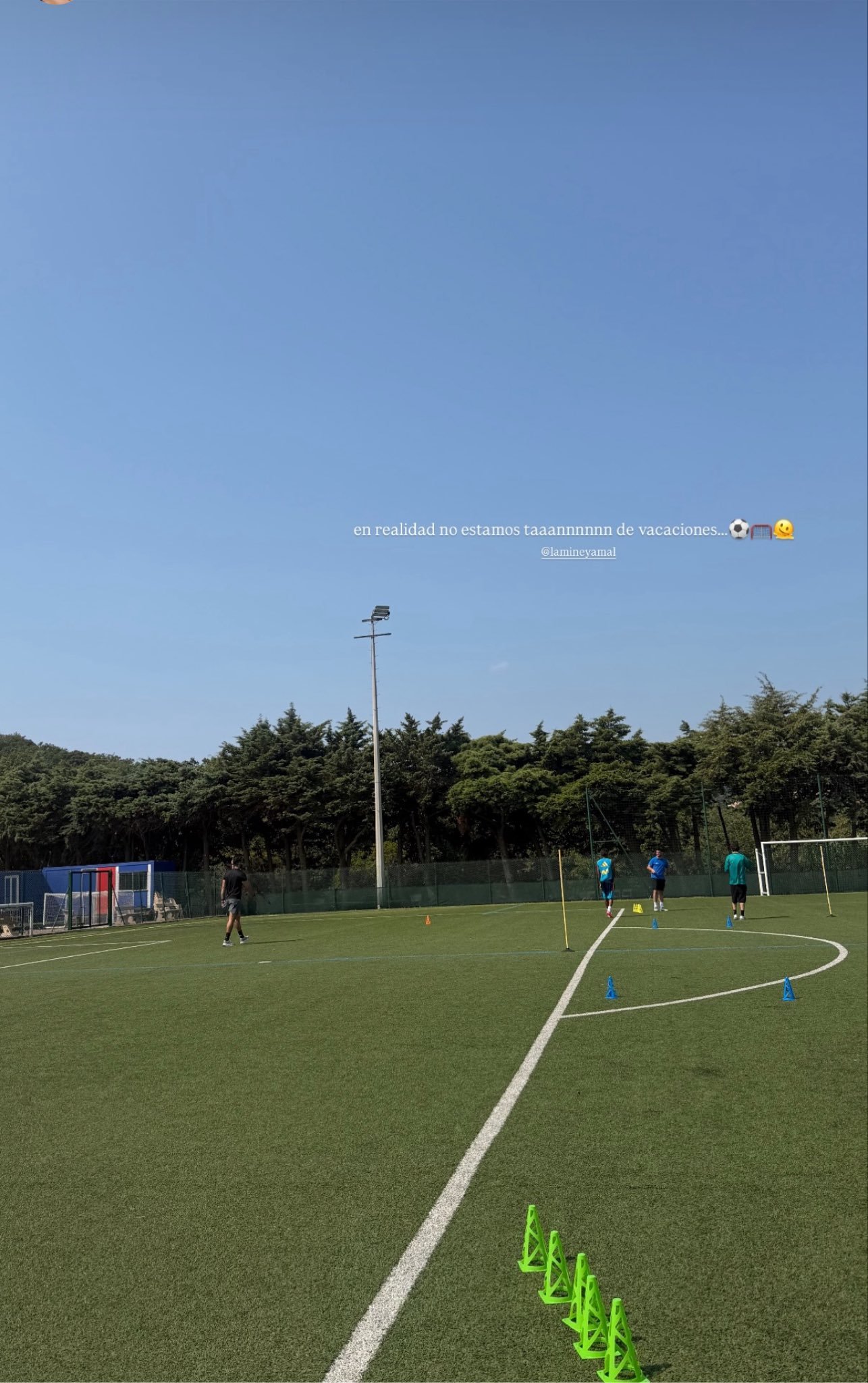 亚马尔的朋友晒亚马尔假期训练：事实上，我们并没有那么度假……⚽️🏋️♂️🤷巴